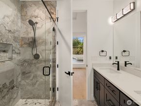 8211 NE 124th Street D, Kirkland WA 98034