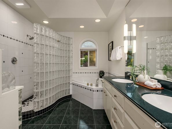 8533 NE Juanita Dr (Private Lane), Kirkland WA 98034