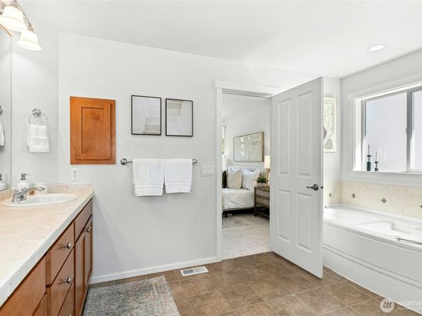 3419 NE Meadow Way, Issaquah WA 98029