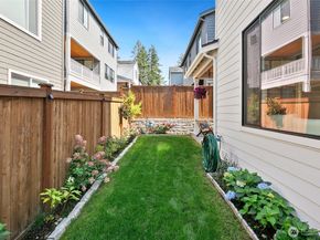 24498 NE 17th Place, Sammamish WA 98074