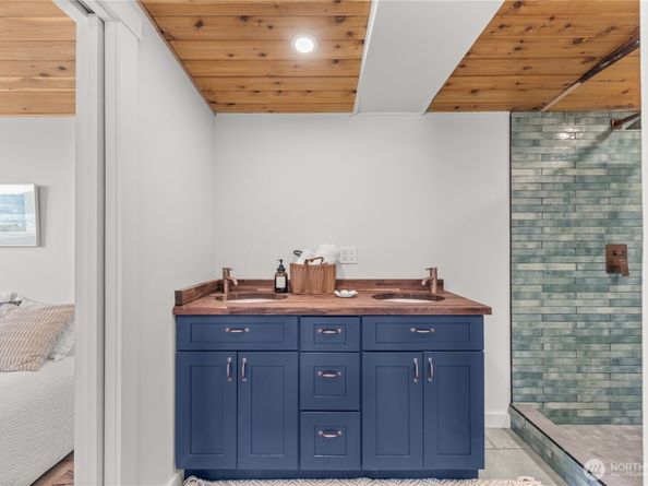 27830 Manzanita Beach Road SW, Vashon WA 98070
