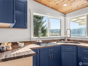 27830 Manzanita Beach Road SW, Vashon WA 98070