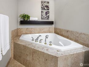 2410 Sahalee Drive W, Sammamish WA 98074