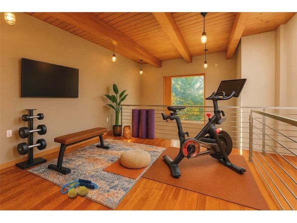 9065 17th Avenue SW, Seattle WA 98106