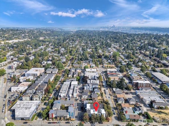 9065 17th Avenue SW, Seattle WA 98106