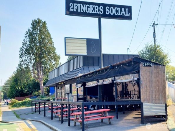 9065 17th Avenue SW, Seattle WA 98106