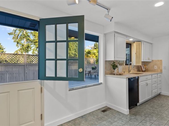 2404 79th Avenue NE, Medina WA 98039