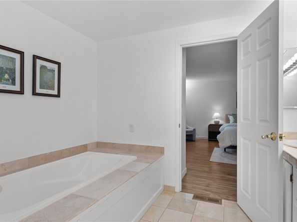 2404 79th Avenue NE, Medina WA 98039