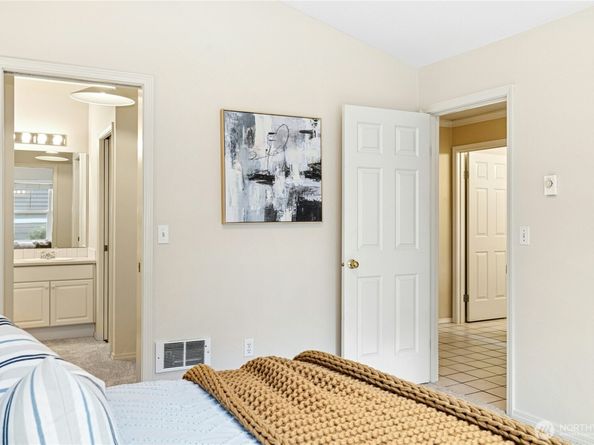 1240 Weaver Road NW B1, Bainbridge Island WA 98110