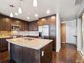 10650 NE 9th Place 1423, Bellevue WA 98004