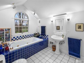 4616 Meridian Avenue N, Seattle WA 98103