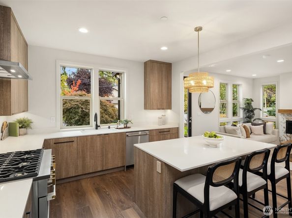 637 18th Avenue W, Kirkland WA 98033