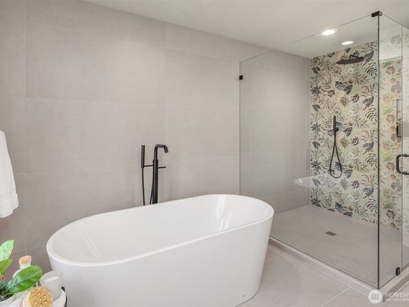 637 18th Avenue W, Kirkland WA 98033