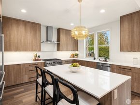 637 18th Avenue W, Kirkland WA 98033