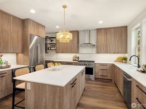 637 18th Avenue W, Kirkland WA 98033