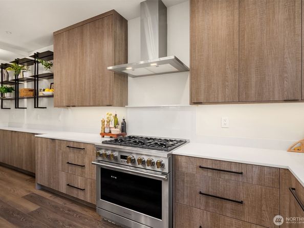 637 18th Avenue W, Kirkland WA 98033