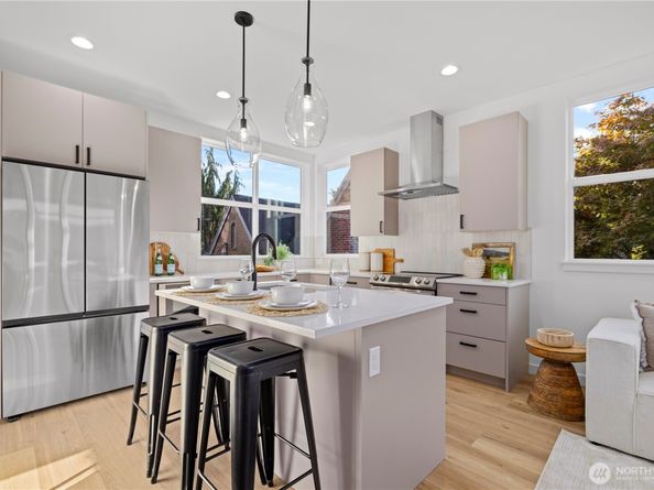 1704 B N 47th Street, Seattle WA 98103