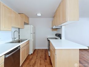 2104 Alki Avenue SW 205, Seattle WA 98116
