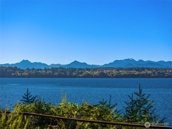 12145 Arrow Point Loop NE, Bainbridge Island WA 98110