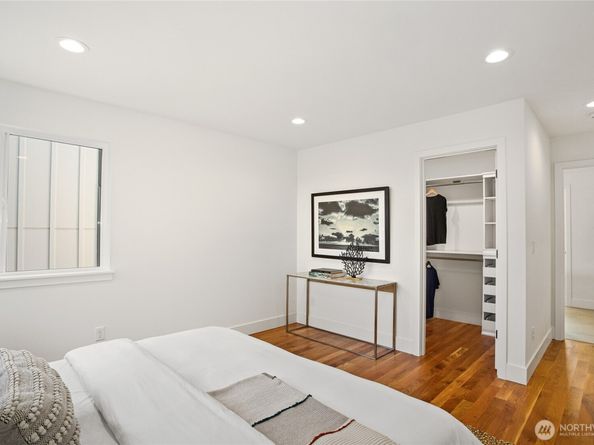 2737 59th Avenue SW, Seattle WA 98116