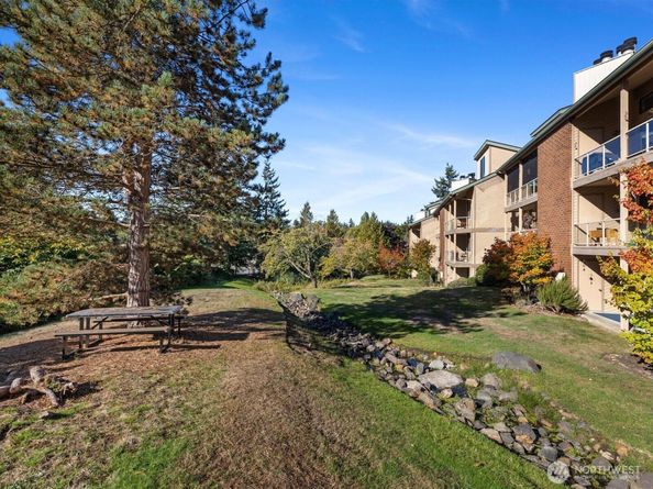 23001 Lakeview Drive 103, Mountlake Terrace WA 98043