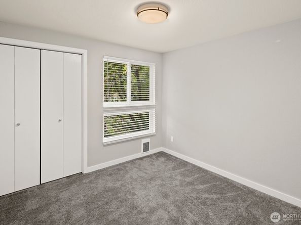 3055 80th Avenue SE 107, Mercer Island WA 98040