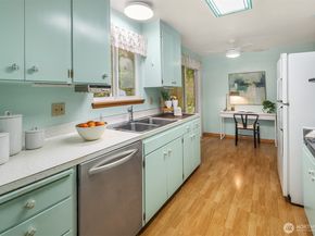 19222 38th Place NE, Lake Forest Park WA 98155