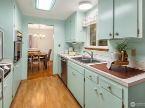 19222 38th Place NE, Lake Forest Park WA 98155