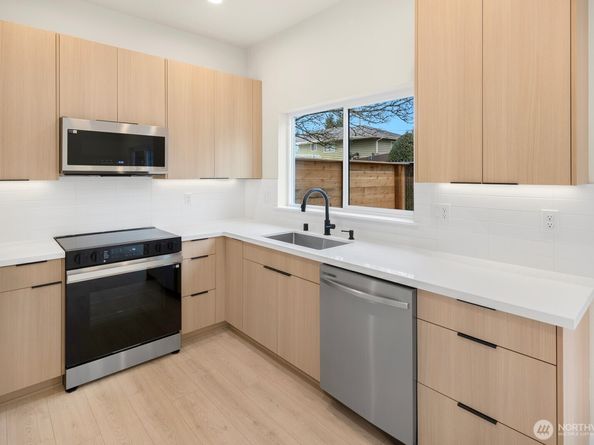 910 S 138th Street B, Burien WA 98168