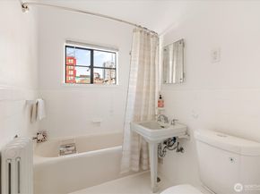 1106 NE 42nd 19, Seattle WA 98105