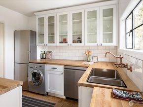 1106 NE 42nd 19, Seattle WA 98105