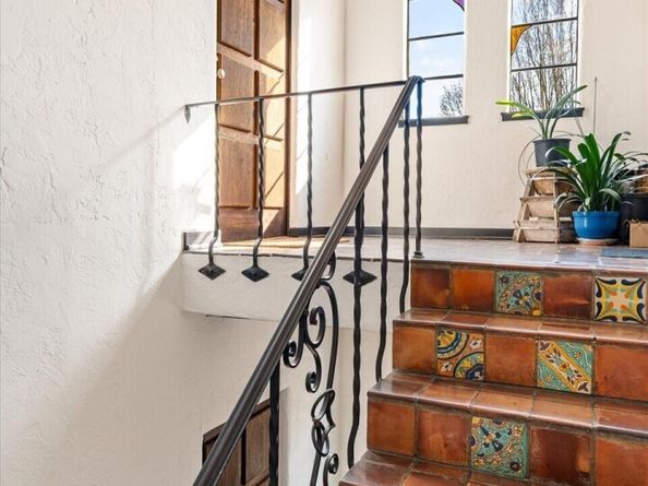 1106 NE 42nd 19, Seattle WA 98105