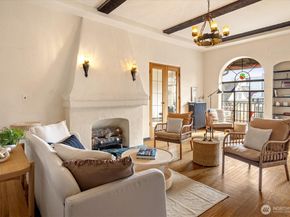 1106 NE 42nd 19, Seattle WA 98105