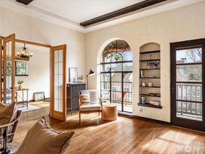 1106 NE 42nd 19, Seattle WA 98105