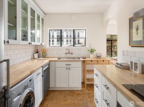 1106 NE 42nd 19, Seattle WA 98105