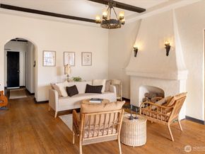 1106 NE 42nd 19, Seattle WA 98105