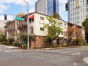 1106 NE 42nd 19, Seattle WA 98105