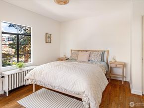 1106 NE 42nd 19, Seattle WA 98105