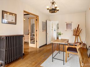 1106 NE 42nd 19, Seattle WA 98105