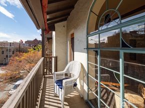 1106 NE 42nd 19, Seattle WA 98105