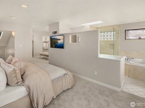 1621 10th Street W, Kirkland WA 98033