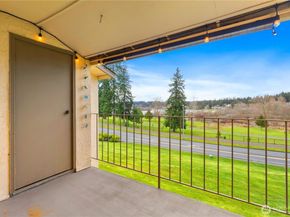 23305 Lakeview Drive C204, Mountlake Terrace WA 98043