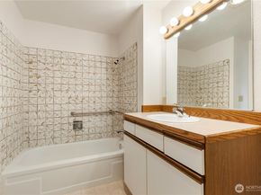 23305 Lakeview Drive C204, Mountlake Terrace WA 98043