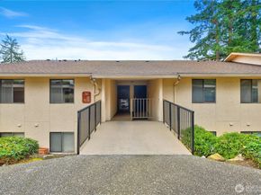 23305 Lakeview Drive C204, Mountlake Terrace WA 98043