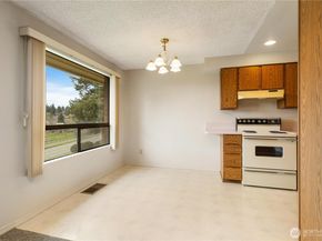 23305 Lakeview Drive C204, Mountlake Terrace WA 98043