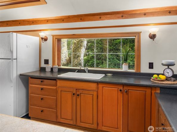 10915 103rd Avenue SW, Vashon WA 98070