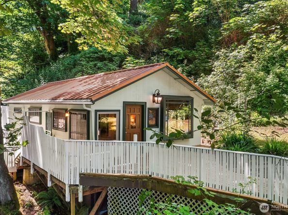 10915 103rd Avenue SW, Vashon WA 98070