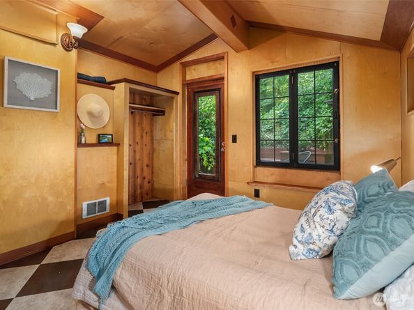 10915 103rd Avenue SW, Vashon WA 98070
