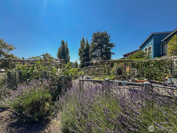 826 SW 96th Place, Seattle WA 98106