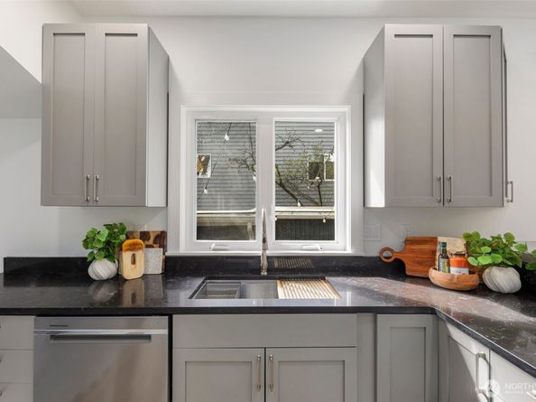 4642 Eastern Avenue N, Seattle WA 98103